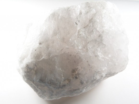 Biały, półprzezroczysty kamień kwarcu na jasnym tle.