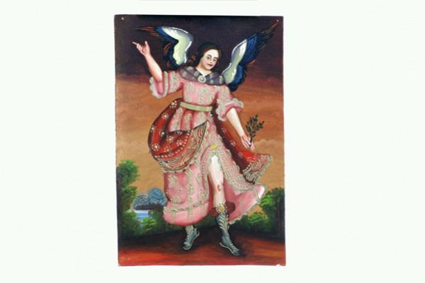 Anioł w różowej sukni z gałązką, unosi się nad ziemią na tle krajobrazu.