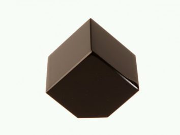 Czarny sześcian unoszący się na jasnym tle.