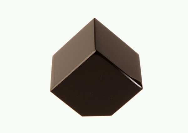 Czarny sześcian unoszący się na jasnym tle.