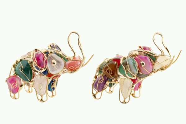 Dwa słonie z kolorowych kamieni oplecionych złotym drutem ustawione obok siebie.