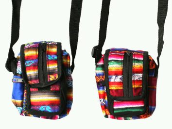 Dwie kolorowe torby na ramię z wzorem etnicznym, zawieszone na czarnych paskach.