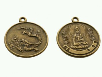 Dwa medaliony: jeden z wizerunkiem smoka, drugi z postacią siedzącą i chińskimi napisami.