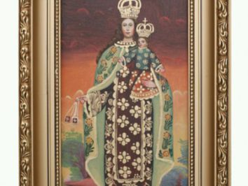 Obraz Matki Boskiej z Dzieciątkiem Jezus w bogato zdobionych koronach i szatach, w złotej ramie.