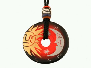 Okrągły wisiorek z motywem słońca i księżyca na czarnym sznurku z kolorowym koralikiem.