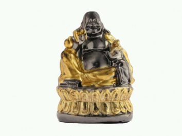 Budda miniaturowy figurka. Czarna i złota figurka Buddy siedzącego na ozdobnej podstawie, unosi prawą rękę w geście powitania.