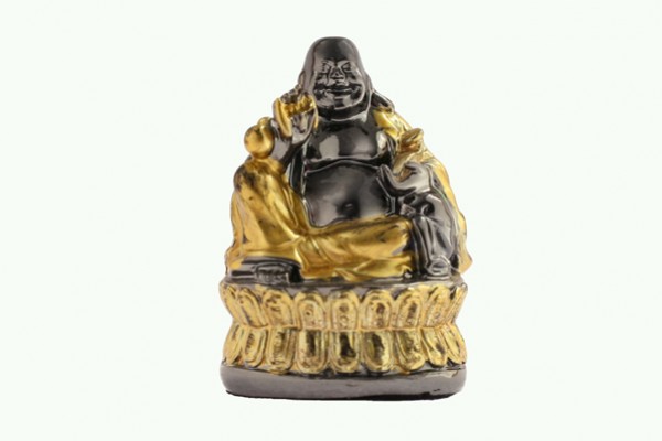 Budda miniaturowy figurka. Czarna i złota figurka Buddy siedzącego na ozdobnej podstawie, unosi prawą rękę w geście powitania.