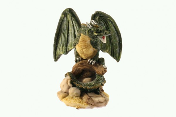 Figurka zielonego smoka z rozpostartymi skrzydłami stojącego na skalistym podłożu.