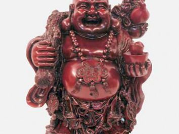 Czerwona figurka uśmiechniętego Buddy z sakwą, trzymającego miseczkę i laskę.