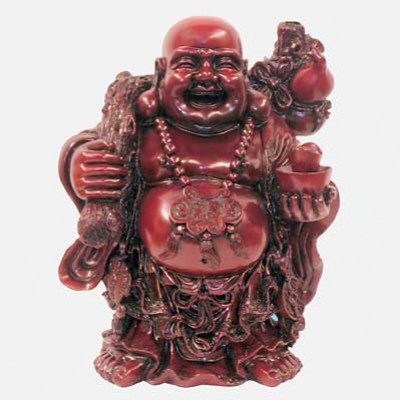 Czerwona figurka uśmiechniętego Buddy z sakwą, trzymającego miseczkę i laskę.