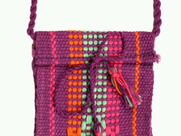Fioletowa, tkana torebka na ramię z kolorowymi paskami i ozdobnymi frędzlami.