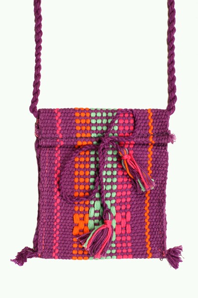 Fioletowa, tkana torebka na ramię z kolorowymi paskami i ozdobnymi frędzlami.