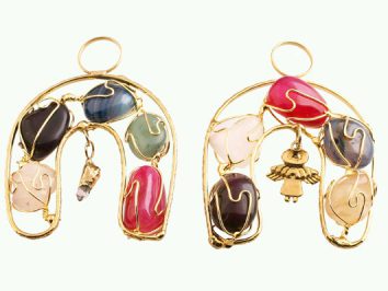 Dwa wiszące amulety z kolorowymi kamieniami i złotymi drucikami, z figurkami zawieszonymi na środku.