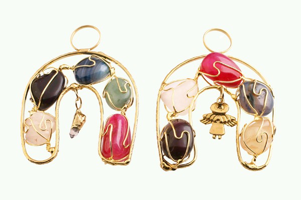 Dwa wiszące amulety z kolorowymi kamieniami i złotymi drucikami, z figurkami zawieszonymi na środku.