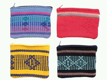 Cztery kolorowe, ręcznie tkane saszetki z zamkiem błyskawicznym, ułożone w kwadrat.