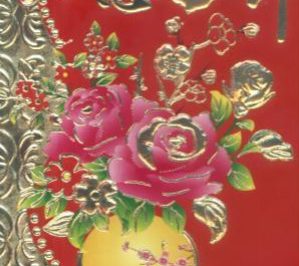 Czerwone tło z wazonem kwiatów, chińskimi znakami i złotymi ozdobami na lewej krawędzi.