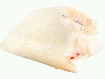 Jasny kryształ anhydrytu o nieregularnym kształcie na białym tle.