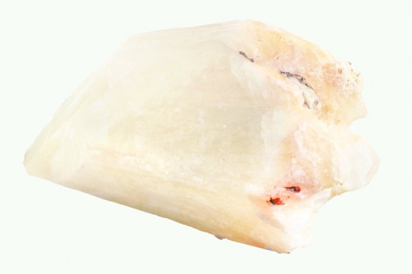 Jasny kryształ anhydrytu o nieregularnym kształcie na białym tle.