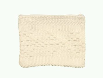 Beżowa, tkana kosmetyczka z zamkiem, widoczna na jasnym tle.