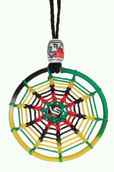 Amulet w kształcie łapacza snów z kolorowymi nićmi, zawieszony na czarnym sznurku.