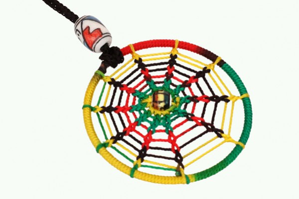 Kolorowy łapacz snów z plecionką i koralikiem na sznurku na białym tle.