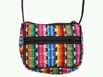 Kolorowa torebka na ramię z wzorzystej tkaniny, widoczna kieszeń na zamek błyskawiczny.