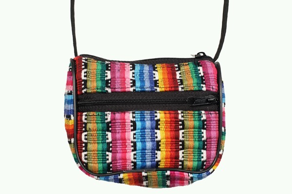 Kolorowa torebka na ramię z wzorzystej tkaniny, widoczna kieszeń na zamek błyskawiczny.