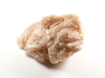 Jasnoróżowy kryształ minerału na białym tle.