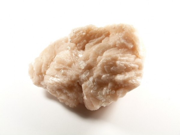 Jasnoróżowy kryształ minerału na białym tle.