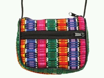 Mała torebka z kolorowego materiału z zamkiem błyskawicznym na przodzie.