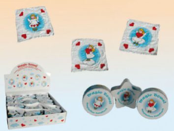 Chusteczki z rysunkiem aniołka, opakowania i ekspozytor na tle gradientowym.