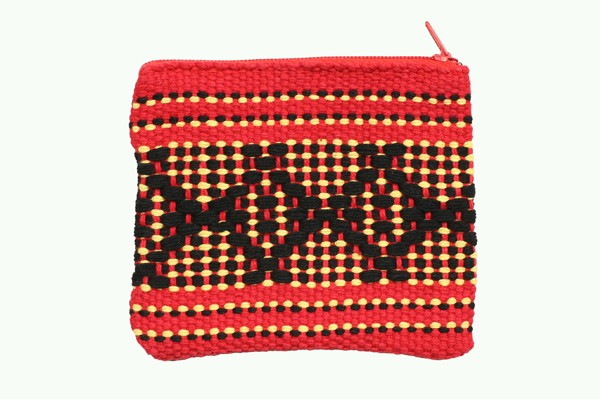 Czerwona, tkana saszetka z żółto-czarnym wzorem geometrycznym i zamkiem błyskawicznym.