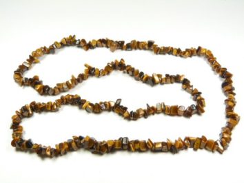 Naszyjnik z drobnych, nieregularnych koralików z kamieni tygrysiego oka na białym tle.