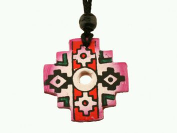 Wisiorek w kształcie krzyża andyjskiego z kolorowym, geometrycznym wzorem na czarnym sznurku.