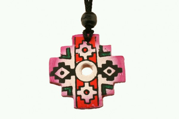 Wisiorek w kształcie krzyża andyjskiego z kolorowym, geometrycznym wzorem na czarnym sznurku.