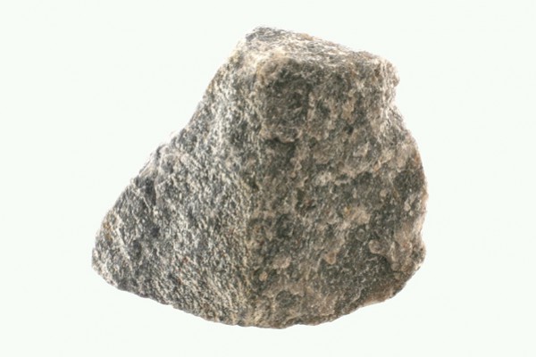 Awenturyn niebieski - kamień naturalny, surowy, nieszlifowany. Szary, nieregularny kamień na jasnym tle.