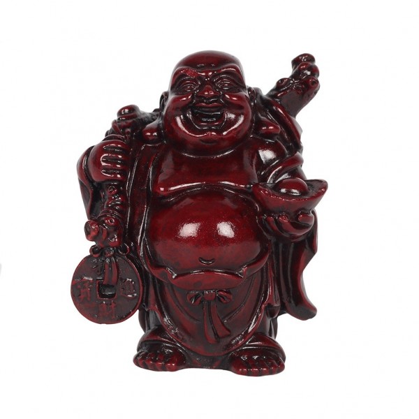 Ciemnoczerwona figurka uśmiechniętego Buddy trzymającego monety i sakiewkę, na białym tle.
