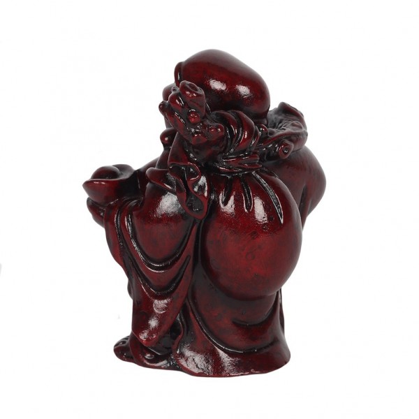 Ciemnoczerwona figurka Buddy z workiem na plecach, widok od tyłu, na białym tle.