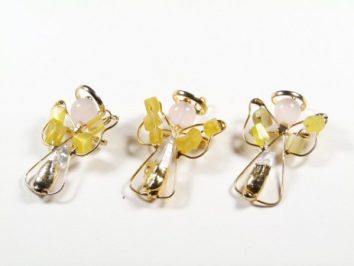 Trzy ozdobne aniołki z drutu i koralików na białym tle.