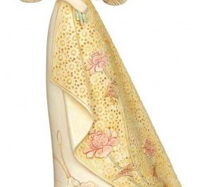 Figura anioła w długiej sukni, trzymająca bukiet kwiatów, ozdobiona delikatnym wzorem.