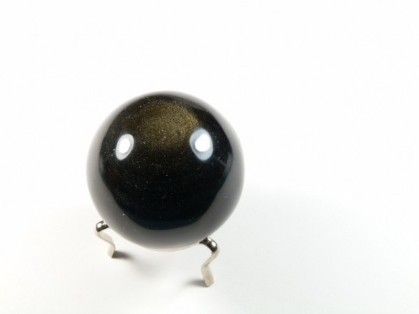 Czarna kula z połyskiem umieszczona na metalowym stojaku na białym tle.