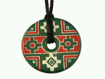 Okrągły wisiorek z kolorowym, geometrycznym wzorem na czarnym sznurku.