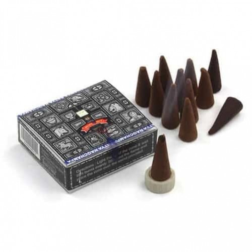 Stożki kadzidełek i pudełko z ozdobną grafiką na białym tle.