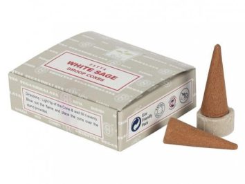 Opakowanie stożków zapachowych Satya White Sage i dwa stożki, jeden na podstawce.