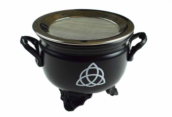 Czarny kociołek z sitkiem i symbolem triquetry na boku, stojący na trzech nóżkach.