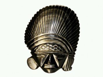 Czarna maska z wypukłym wzorem, przedstawiająca stylizowaną twarz z dużym nakryciem głowy.