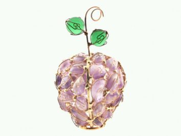 Dekoracyjna figurka winogrona z fioletowych kamieni i zielonych liści na złotym drucie.