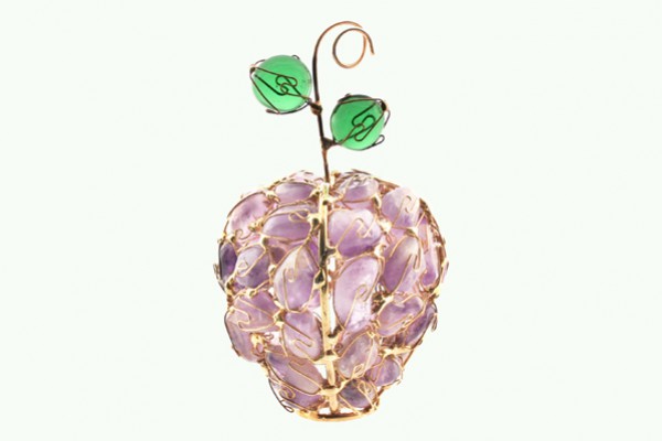 Dekoracyjna figurka winogrona z fioletowych kamieni i zielonych liści na złotym drucie.