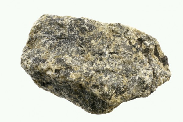 Labradoryt - kamień naturalny, surowy, nieszlifowany. Szara, nieregularna bryła kamienia na jasnym tle.