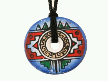 Okrągły wisiorek z kolorowymi geometrycznymi wzorami na czarnym sznurku.